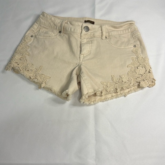 Copper Key Cream Lace Jean Shorts‎ - Picture 1 of 7